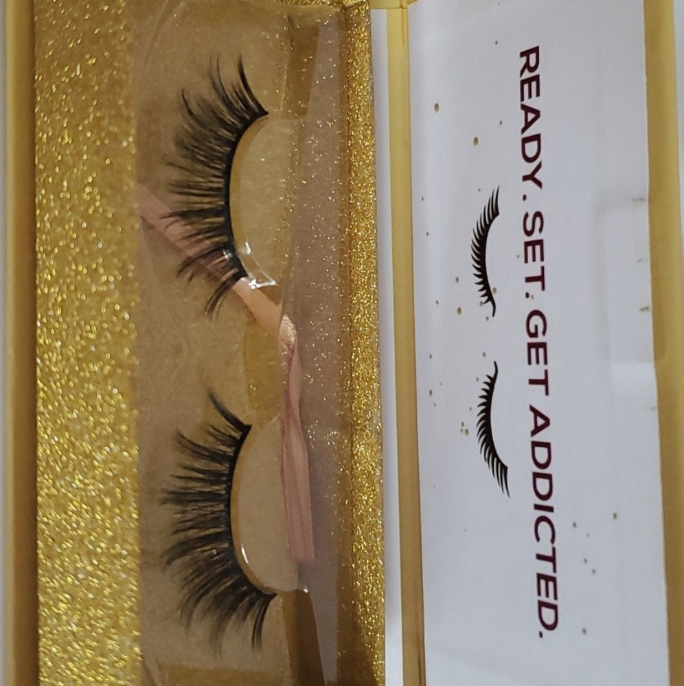 False eyelashes in instaglam